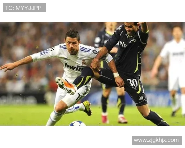 足球明星闪耀登场金项链装饰展现奢华魅力与运动精神的完美结合